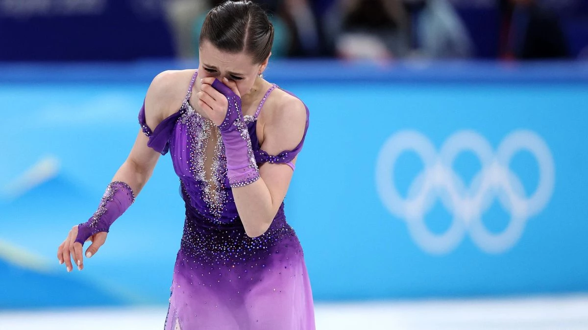 Валиева заплакала после произвольной программы на Олимпиаде, где она дважды упала и не попала на пьедестал 