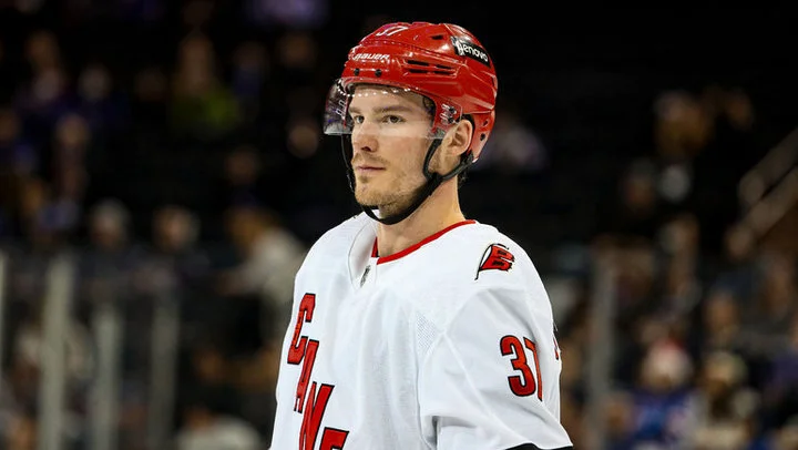 Форвард «Каролины» Андрей Свечников набрал 50 очков в текущем сезоне НХЛ