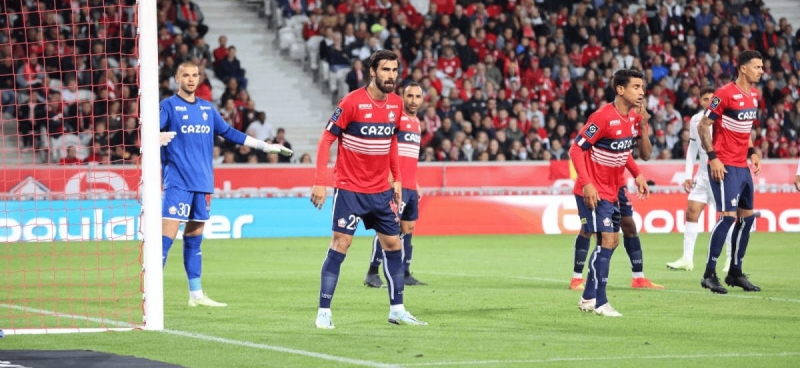 Тренер дает указания футболистам