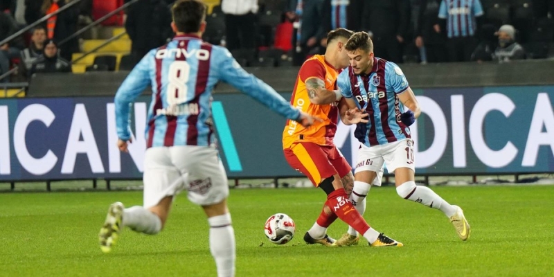 Игроки Башакшехира в обороне